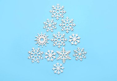 Renkli arka planda dekordan yapılmış güzel Noel ağacı