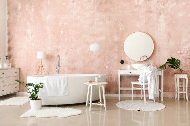 Şık, temiz bir banyo.