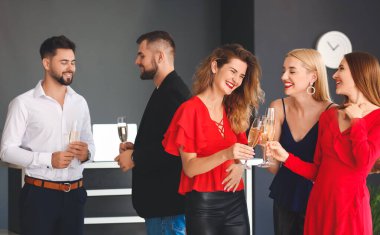 Gençler ofiste şampanya içiyorlar.