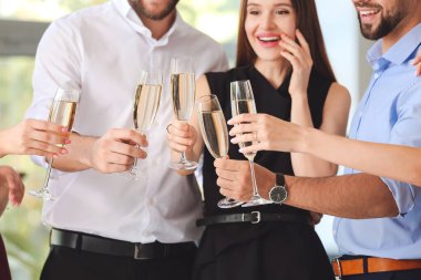 Gençler ofiste şampanya içiyorlar.
