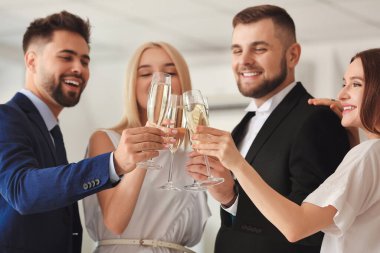 Gençler ofiste şampanya içiyorlar.