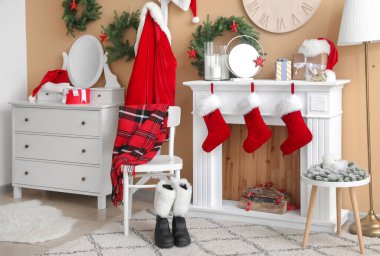 Noel için dekore edilmiş oturma odasının içi.