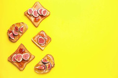 Renkli arkaplanda tatlı incir reçelli lezzetli sandviçler.