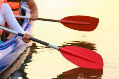 Genç çift nehirde kayak yapıyor.