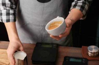 Barista kafede sıcak kahve yapıyor, yakın plan.