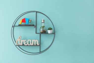 2021 yılının sembolü olarak boğa heykeli ve oda dekoru.