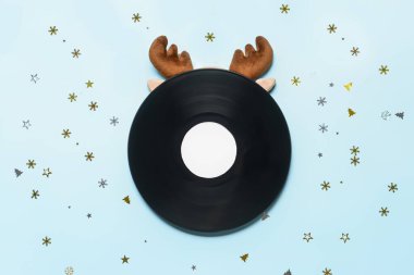 Renk arkaplanında vinil disk ve Noel dekoru