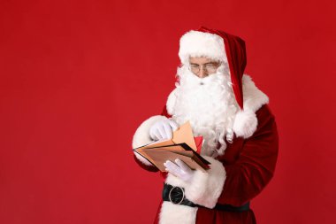 Arkaplanda harfler olan Noel Baba