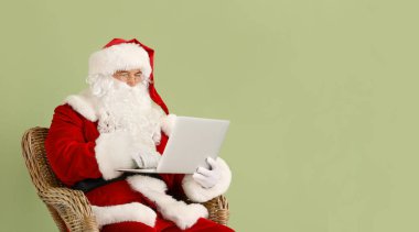 Dizüstü bilgisayarı renkli Noel Baba