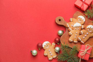 Lezzetli zencefilli kurabiye ve arka planda Noel dekoru