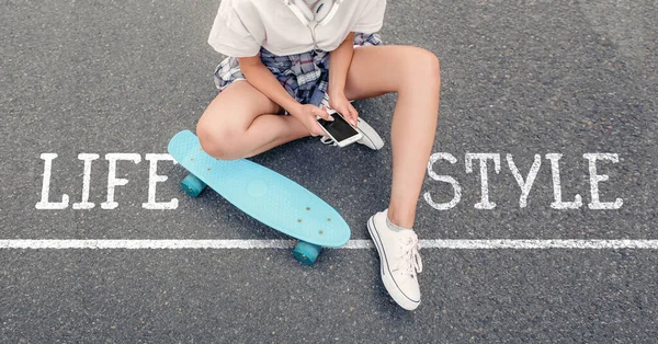 Hipster Girl Skateboard Mobile Phone Text Life Style Outdoors — Stock Photo, Image