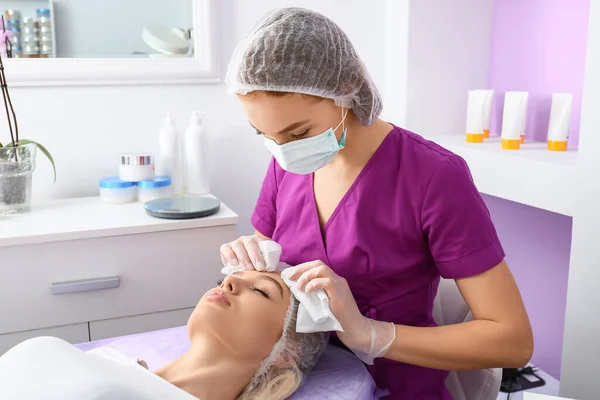 Woman Undergoing Cosmetic Procedure Beauty Salon — Stock Photo, Image