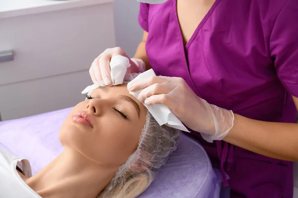 Mujer Sometida Procedimiento Cosmético Salón Belleza — Foto de Stock