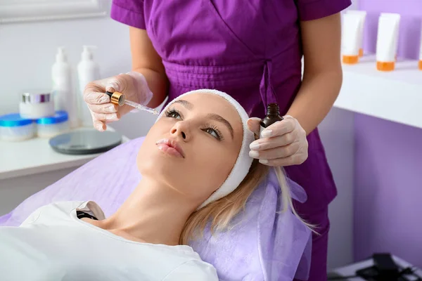 Mujer Sometida Procedimiento Cosmético Salón Belleza — Foto de Stock