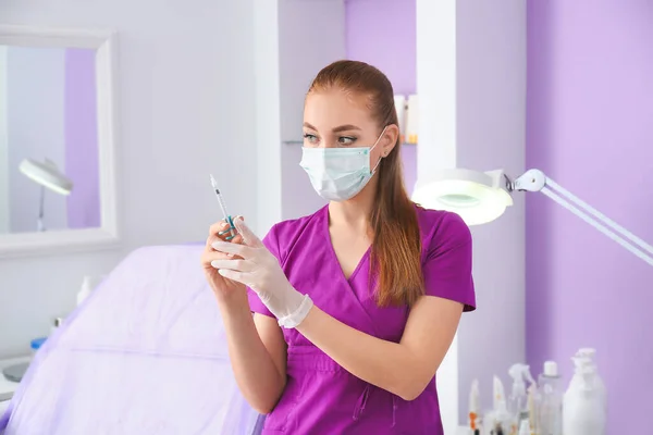 Professionelle Kosmetikerin Mit Spritze Moderner Klinik — Stockfoto