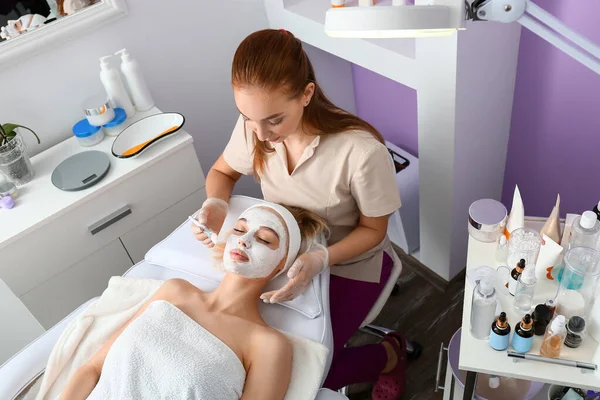 Cosmetólogo Aplicación Máscara Cara Mujer Salón Belleza — Foto de Stock