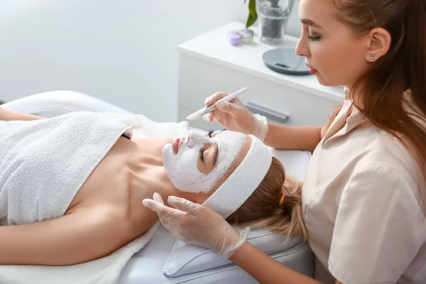 Cosmetologist Aplicando Máscara Rosto Mulher Salão Beleza — Fotografia de Stock