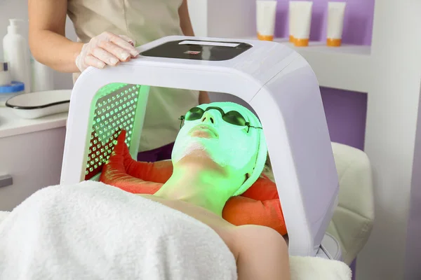 Woman Undergoing Procedure Facial Chromotherapy Beauty Salon — Stock Photo, Image