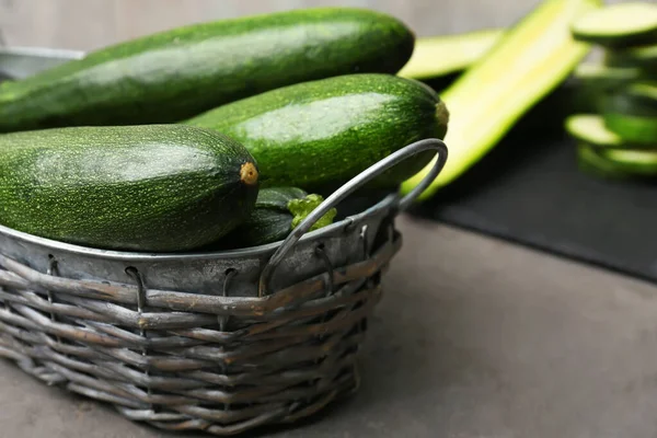 Mand Met Verse Courgette Pompoenen Grunge Achtergrond — Stockfoto