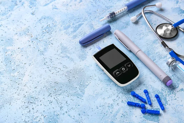 Blutzuckermessgerät Stethoskop Spritzen Und Insulin Auf Farbigem Hintergrund Diabetes Konzept — Stockfoto