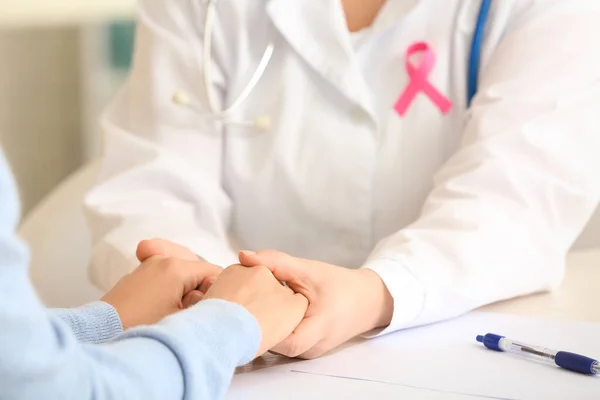 Mujer Joven Visitando Médico Clínica Cerca Concientización Sobre Cáncer Mama — Foto de Stock