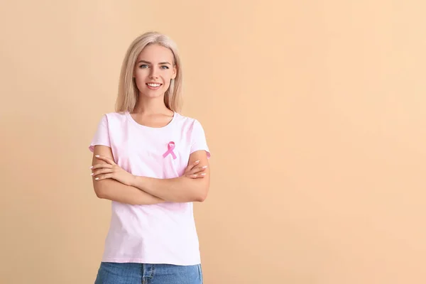 Ung Kvinna Med Rosa Band Färg Bakgrund Begreppet Medvetenhet Bröstcancer — Stockfoto