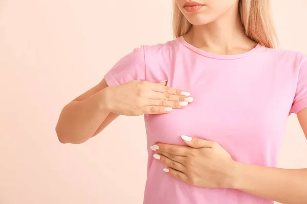 Mujer Joven Revisando Pecho Sobre Fondo Color Concepto Concienciación —  Fotos de Stock