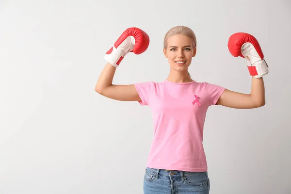 Mujer Joven Con Guantes Boxeo Sobre Fondo Gris Concepto Conciencia —  Fotos de Stock