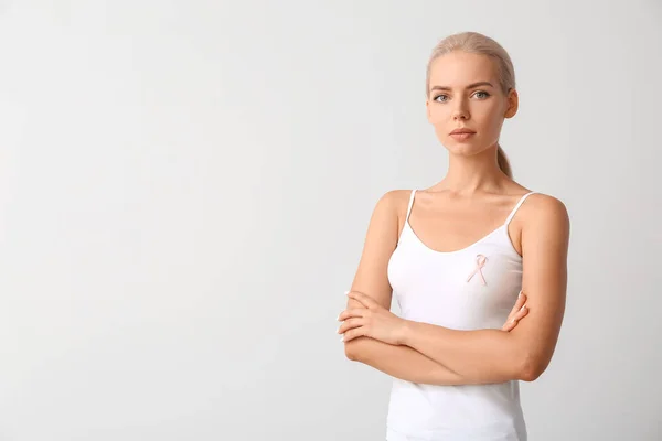 Mujer Joven Con Cinta Rosa Sobre Fondo Gris Concepto Conciencia — Foto de Stock