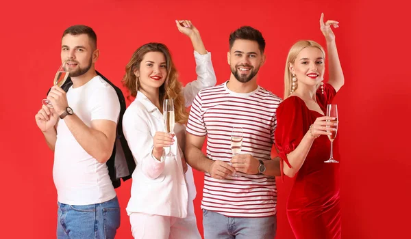 Jeunes Avec Des Verres Champagne Savoureux Sur Fond Couleur — Photo