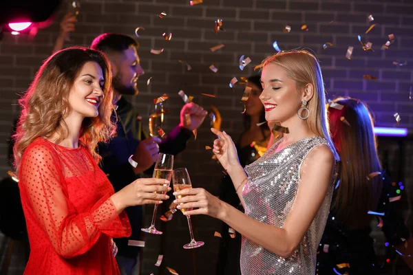Genç Kadınlar Gece Kulübündeki Partide Şampanya Içiyorlar — Stok fotoğraf