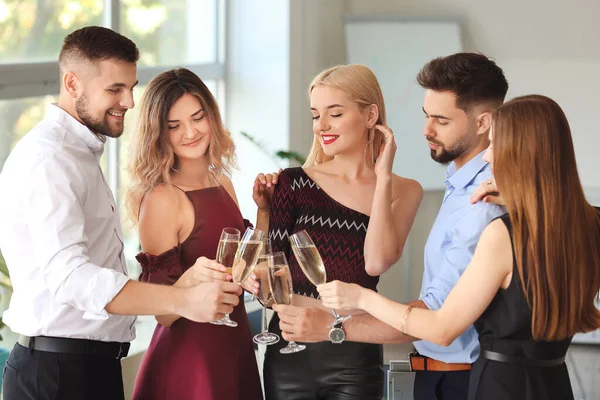 Les Jeunes Boivent Champagne Savoureux Fête Bureau — Photo