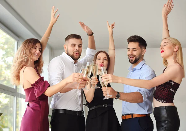 Jóvenes Bebiendo Sabroso Champán Fiesta Oficina — Foto de Stock