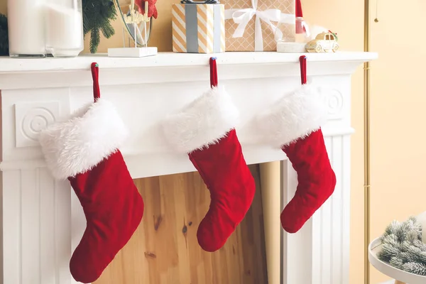 Камін Шкарпетками Напередодні Різдва — стокове фото