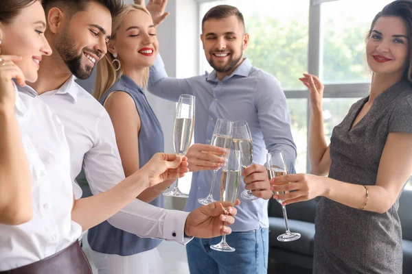 Les Jeunes Boivent Champagne Savoureux Fête Bureau — Photo