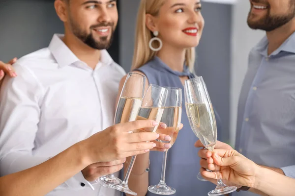 Les Jeunes Boivent Champagne Savoureux Fête Bureau — Photo