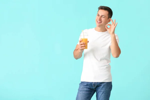 Hombre Guapo Con Jugo Naranja Sobre Fondo Color —  Fotos de Stock