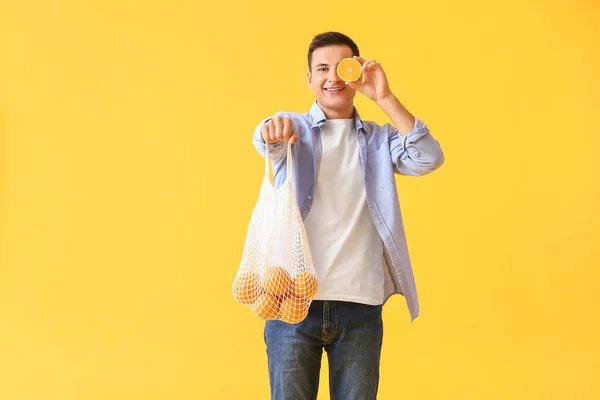 Bonito Homem Com Laranjas Maduras Fundo Cor — Fotografia de Stock