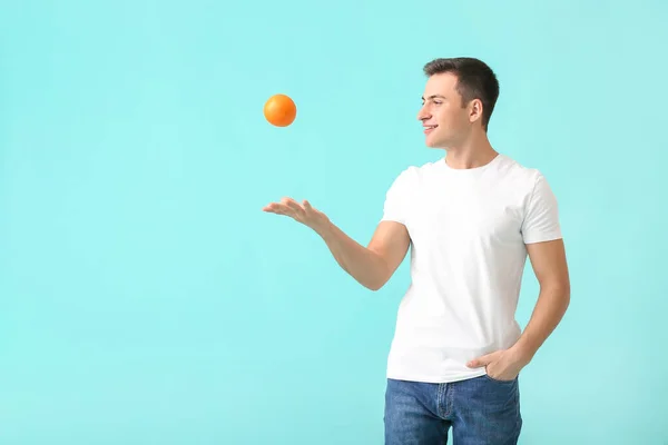 Knappe Man Met Rijp Oranje Achtergrond — Stockfoto