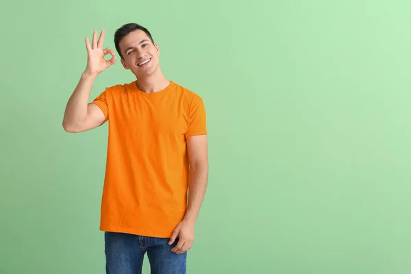 Bonito Jovem Shirt Laranja Mostrando Fundo Cor — Fotografia de Stock