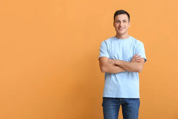 ハンサムな若い男ですTシャツでオレンジの背景 — ストック写真