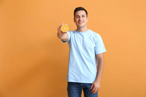ハンサムな男とともに熟したオレンジ上の色の背景 — ストック写真