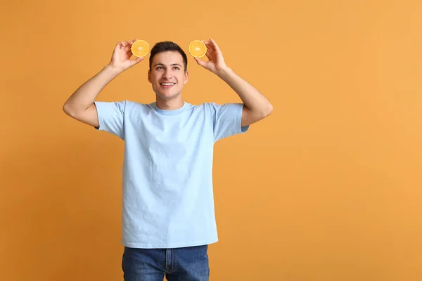 Lustiger Mann Mit Reifen Orangen Auf Farbigem Hintergrund — Stockfoto