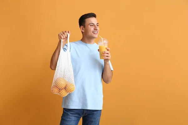 Hombre Guapo Con Naranjas Maduras Jugo Sobre Fondo Color —  Fotos de Stock