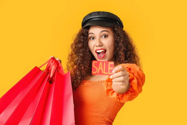 Beautiful African American Woman Shopping Bags Credit Card Color Background — Stock Photo, Image