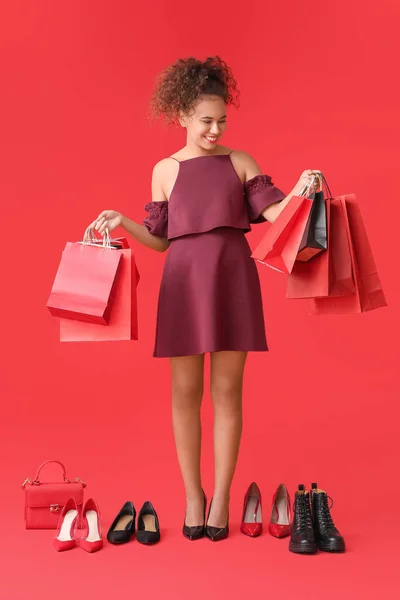 Hermosa Mujer Afroamericana Con Bolsas Compras Zapatos Fondo Color Viernes — Foto de Stock