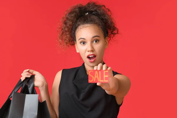 Hermosa Mujer Afroamericana Con Bolsas Compras Tarjeta Crédito Fondo Color —  Fotos de Stock