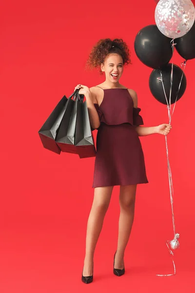 Krásná Afroameričanka Nákupními Taškami Balónky Barevném Pozadí Černý Pátek Prodej — Stock fotografie