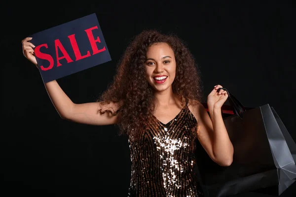 Gyönyörű Afro Amerikai Sötét Hátterű Bevásárlószatyrokkal Fekete Péntek Eladás — Stock Fotó