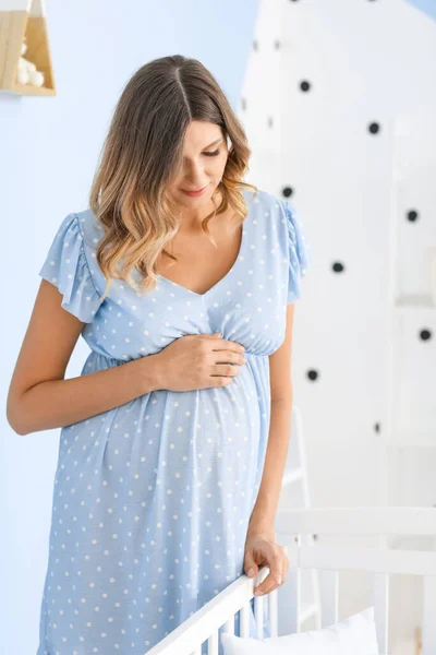 Hermosa Mujer Embarazada Cerca Cama Bebé Casa —  Fotos de Stock
